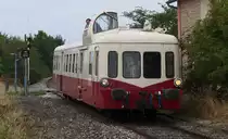 Überblick... Über mangelnde Aussicht kann sich der Triebfahrzeugführer des Picasso nicht beklagen! Über den Fahrgästen thront er in seiner Kanzel. Dort wo bei Triebwagen im Normalfall der  Lokführer  sitzt, brummt auf der einen Seite je nach Fahrzeug ein Saurer oder Renault Diesel. Auf der anderen Seite haben die Fahrgäste auf einer bequemen Sitzbank eine tolle Aussicht auf die Strecke! Durch das aufwendigerer Fahrwerk bietet der Picasso auch einen wesentlich besseren Fahrkomfort als die Schienenbusse oder Ferkeltaxen der DB/DR. Die meisten Bahnübergange auf der Strecke 210.000 werden mit einer Fernbedienung durch Funk bedient. Eine Bake zeigt dem Zugführer oder Triebfahrzeugführer wann er auf´s Knöpfchen drücken muß. Ex SNCF X 3838 bei Saint Morel am 24.08.2013