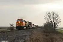 BNSF 5650 und CSX 436 mit Güterzug am 15.12.2014 bei Orchard, Texas