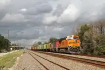 BNSF 7473 und CN 2436 mit einem gemischten Güterzug am 14.12.2014 in Sealy, Texas, gut 50 Kilometer westlich von Houston gelegen.