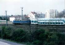 Eine 110.3 mit einer RE Garnitur von Hanau nach Frankfurt, DoSto Wagen noch in grau/t�rkis. FGr�hjahr 1999.