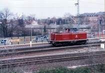 212 023-6 auf dem Bahndamm am Hanauer Hafen, Fr�hjahr 1999