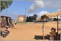 In den schäbigen Hütten an der  Nefasiter Bahnhofstrasse  gibts für wenig Nakfa einen köstlichen Tee. (05.12.2014)