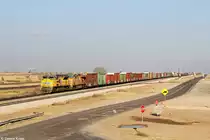 UP 8643 + UP 7645 mit einem gemischten Güterzug am 20.12.2014 bei Midland, Texas.
