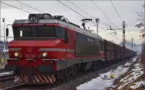 SŽ 363-002 zieht lehren Erzzug durch Maribor-Tabor Richtung Koper Hafen. /9.1.2015