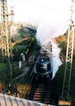 01 1102 mit einem Sonderzug in der Bahnhofseinfahrt Hanau HBF.