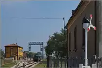 Nicht der verdeckte Aln 668 oder des Empfangsgebäude von Brescello sind hier das Motiv, sondern der links zu sehende  Propeller . Einst überall in Italien bei Bahnübergängen zu erleben, gibt es leider diese bei geschlossener Schranke drehenden  Propeller  nur noch sehr selten. 
22. Sept. 2014