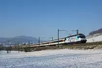Die AIR 14 fand zwar bereits im vergangenen Jahr statt, dennoch verkehrte die Re 460 014-4 am 01.01.2015 noch in diesem ansprechenden Werbekleid. Ich konnte die Lok an der Spitze des IR 2273 zwischen Tecknau und Gelterkinden ablichten. Inzwischen jedoch wurde die Werbung entfernt.