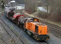 
Der Übergabezug ist fertig zusammengestellt....
Die Lok 46 (277 807-4) der Kreisbahn Siegen-Wittgenstein (KSW) steht am 09.01.2015 mit einem Güterzug in Herdorf auf dem KSW-Rangierbahnhof zur Übergabefahrt nach Kreuztal via Betzdorf bereit. Die Lok ist Vossloh G 1700-2 BB (eingestellt als 92 80 1277 807-4 D-KSW), sie wurde 2008 unter der Fabrik-Nr. 5001680 gebaut.