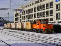RhB - Rangierlok Ge 3/3 215 mit Güterwagen bei der Arbeit im Bahnhofsareal in Chur am 02.01.2015
