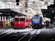 RhB - Werbeloks  Ge 4/4 618 und Ge 4/4 652 im Bahnhof Chur am 02.01.2015