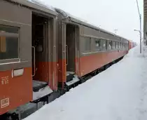 Tsugaru-Bahn, der Ofenwagen O-HA-FU 33 1. O steht für das Gewicht 32,5 bis 37,5 Tonnen, HA für  normaler Sitzwagen  und FU für ein zusätzliches Personalabteil. Die O-HA-FU 33 sind alte Staatsbahnwagen, die ab 1948 gebaut wurden; dieser Wagen gelangte 1983 an die Tsugaru-Bahn. 11.Februar 2013. 