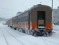 Tsugaru-Bahn in Tsugaru Nakasato: Die beiden Triebwagen 102 und 101, dahinter die beiden Ofenwagen O-HA-FU 33 1 und O-HA 46 2. 11.Februar 2013. 