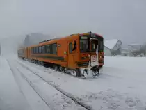 Tsugaru-Bahn, die beiden Triebwagen 102 und 101 beim Rangieren in Tsugaru Nakasato. Trotz Kälte und Schnee muss das Personal den Kopf zum Fenster hinaus stecken. 11.Februar 2013.  