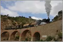 442.59 stampft über eine der vielen Brücken. (05.12.2014)