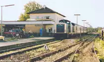 Blick nach Norden auf 211 056, die am 3.5.94 an der Spitze eines „Sandwichzuges“ im Bahnhof Ebern auf die Rückfahrt nach Bamberg wartete. Heute ist alles auf dem Bild Geschichte, da die Gleise und alle Gebäude abgebrochen wurden.