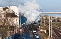 33.132 dampft mit SR 14157 von Wien Franz Josef's Bahnhof nach Mürzzuschlag. Die Aufnahme entstand am 06.01.2015 in Wien Handelskai. Auf Anregung von Christoph Kainz wurde rechts etwas enger geschnitten. So gefällts mir auch besser;-). Zum Vergleich: http://www.bahnbilder.de/bild/oesterreich~dampfloks~br-33/840207/full-steam-ahead-am-handelskai-in.html