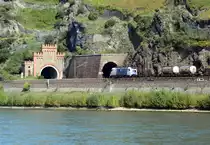 ES64U2-068 der Wiener Lokalbahn AG mit Güterzug bei der Einfahrt in den Roßsteintunnel zwischen Kaub und St. Goar - 17.09.2014