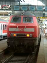 218 174-1 diesmal in der Bahnhofshalle Hamburg.