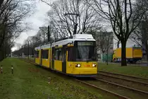 Am 10.01.2015 fährt diese Straßenbahn der BVG (GT6N (2024)) auf der Linie 50 zur Guyotstraße, Aufgenommen in Berlin Osram-Höfe.
