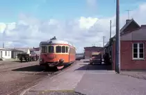 VLTJ (Vemb-Lemvig-Thyborøn-Jernbane, auch Lemvigbanen genannt): Im Bahnhof Thyborøn Havn steht am 27. August 1974 der Dieseltriebwagen YBM 761 (später YBM 12; ex-SJ Y6 761, Hägglund 1953). 