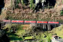 Eine 185er Vierfachtraktion mit einem schweren Güterzug auf Talfahrt unterhalb von Gurtnellen. Da wird sicher guter Strom ins Netz gespeist; 10.01.2015