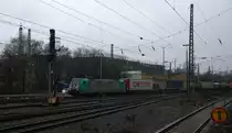 Die Cobra 2841 kommt aus Richtung Montzen/Belgien mit einem langen Containerzug aus Genk-Zuid-Haven(B) nach Gallarate(I) und fährt in Aachen-West ein. 
Aufgenommen vom Bahnsteig in Aachen-West bei Regenwetter am  Nachmittag vom 10.1.2015.