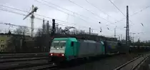 186 123 von Railtraxx kommt aus Richtung Montzen/Belgien mit einem einem langen KLV-Containerzug aus Genk-Goederen(B) nach Frankfurt-Höchstadt am Main(D) und fährt in Aachen-West ein. 
Aufgenommen vom Bahnsteig in Aachen-West bei Regenwetter am Nachmittag vom 10.1.2015.