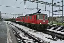 Re 4/4 II 11256 und Re 6/6 11629 mit einem Zuckerr�benzug in Yverdon-les-Bains, 27.12.2014.