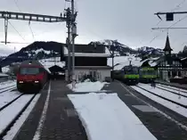 Voller Bahnhof in Zweisimmen; v. l. n. r.: SBB Re 460 077-1 mit einem EWIV Pendel als Juskila Extrazug; BLS Re 420 502-7 mit einem EWIII Pendel als Skiextrazug f�r eine Schule, und BLS NPZ RBDe 565 729 als RE nach Spiez, 09.01.2015.