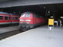 218 174-1 unter dem Dach der Hamburger Bahnhofshalle.