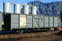 RhB - Fb 8504 am 20.02.2000 in Landquart Ried - Hochbordwagen mit Stahlaufbau 2-achsig mit 1 offenen Plattform - Baujahr 1913 - Rast/RhB - Gewicht 7,75 - Zuladung 15,00t - LP 8,89m - zulssige Geschwindigkeit Aufkleber 60 - 2=20.10.1993 - Lebenslauf: Ug ex L 6643 - 1969 E 6643 - 27.02.1980 Fb 8504 - 2003 E 8504 - Hinweis: gescanntes Dia
