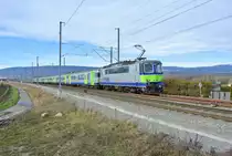 Re 420 504-3 mit ihrem 6-Wagen EWIII Pendel als RE 3929 bei Einfahrt in Ins. Planm�ssig sind die Pendel AD-A-B-B-B-Bt formiert. Da es jedoch nicht viele Reserve B EWIII hat kommt gelegentlich ein deklassierter A als B zum Einsatz. So auch in diesem Pendel; AD-A-A deklassiert-B-B-Bt, 12.01.2015.