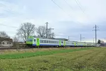 Bt EWIII 50 63 29-34 993-6 an der Spitze des RE 3936 bei Durchfahrt in M�ntschemier, 12.01.2015.