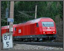 Ich bezeichne dieses Bild als Notschlachtung, da ich auf der falschen Seite gestanden bin. 2016er Tandem, angefhrt von 2016 059, bei der berquerung des 106 Meter langen Abfaltersbach Viadukt am Semmering, aufgenommen am 2.3.2006. Diese Stelle befindet sich gegenber der Apfelwiese, von der aus hier schon einige Bilder zu sehen sind.
