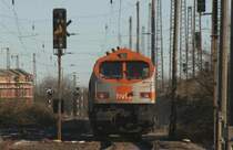 Stillgelegte Signale und Stellwerke, mit abgeschnittenen Baumresten verbarikadierte Gleise, demontierte Weichen und ein Durchfahrgleis sind die traurigen Reste des Bahnhofs Httenrode.
Inzwischen wurde der Bahnverkehr zum Hornberg wieder aufgenommen. Gestern sah ich V330.3 und 218 139, die einen 19-Wagen Schotterzug abholten. Leider bei Einbruch der Dunkelheit.