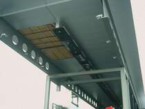 Nicht nur der Berliner Hauptbahnhof wurde vom Orkan Kyrill angeknabbert, auch den Hbf Wels hat es gehrig erwischt, gleich an drei (!) Stellen sind - unabhngig voneineiander -  Platten herausgerissen worden. [Bild 1/3]