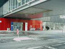 An der Unterseite des bergangs zum Bahnhofsplatz sind auch mehrere Platten weggerissen worden. [Bild 2/3]