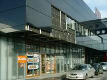 An dieser Ecke des Bahnhofsgebudes hat Kyrill auch stark gewtet. Die Nachrichten schrieben:  Die Sturmben rissen Fassadenteile ab – die BB musste die Bahnsteige, den Vorplatz und die Bahnhofsstrae absperren.  Dabei ist der Welser Hbf erst im November´05 wiedererffnet worden.. [Bild 3/3]
