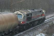 Die MKB V20 schob nach und bewltigte wohl die Hauptlast des 18-Wagen Kesselzugs; 25.01.07