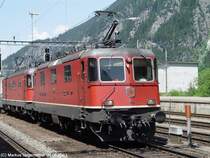 SBB Cargo Re 420 11319   Re 4/4 II  und eine Re 620  Re 6/6    am 07.06.2003 in G�schenen