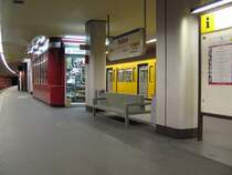 U-Bahnhof Rudow: Erst 1972 von Rmmler gebaut ist es heute Endpunkt der Megalinie U7. Interessanterweise sind hier keine Fliesen an den Wnden sondern rote Platten (wie bei Eisenacher Str) die aber wieder von einem weissen Band unterbrochen werden. Eine Verlngerung zum Grossflughafen Schnefeld wre angebracht aber da die S-Bahn schon dorthin fhrt ist das Projekt noch in weiter Ferne.