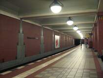 U-Bahnhof Rathaus Reinickendorf: Der Bahnhof wirkt mit seiner Ziegelverkleidung wie das darber liegende Rathaus (1911 Beyer). Von Rmmler mit allerlei Schikanen ausgestattet, z.B. der stilisierte Turm des Rathauses oder der sdliche Eingang mit einem roten Klinkercocktail als Gotik des 20.Jhdts. Der Bahnsteig ist sehr breit weil die Tunnel mit Schildvortrieb gebaut wurden.