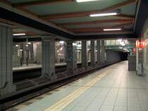 U-Bahnhof Lindauer Allee: Von Rmmler gestaltet 1994 erffneter Bahnhof der durch einige Besonderheiten besticht. Fr diese Linie ist es einer der wenigen Seitensteigbahnhfe, ausserdem ist das Zwischengeschoss mit einer Balustrade versehen (wie sonst nur bei Rathaus Spandau, aber in den Mnchner Bahnhfen wohl oft angewandt). Die Linde im Wappen von Lindau kehrt als Motiv an den Wnden wieder, die lindgrn gestrichen wurden.