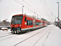So sah der Regionalbahnhof Hofen(b Aalen) am 23.01.07 aus. Der lang ersehnte Schnee kam dann endlich und die Versptungen hielten sich diesmal nicht in Maen...Besonders fr den IC-Nrnberg-Karlsruhe. Der Fernverkehrszug, welcher um 15:03 Uhr in Aalen htte ankommen sollen, kam erst mehr als einandhalb Stunden zu spt! Interessant dran war, dass eine unb. 120er den Zug zog (anstatt einer 101er) und dieser war ohne Steuerwagen!
Hier sieht man den VT 650 105-0 beim kurzen Aufenthalt in Hofen(b Aalen). Wegen mehr als 5 min Versptung hielt der Lokfhrer am Bahnhof hchsten 15 sek und fuhr dann mit vollgas los...