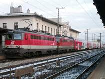 Wieder ein 1142 Tandem, welches einen REX nach Amstetten bespannt, hier in Wien Htteldorf, 24.1.2007