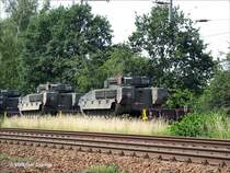 Diese gepanzerten Kettenfahrzeuge befrderte 139 213 in Richtung Leipzig (3/3). Die Markierungen rot-weiss-rot knnten auf die Herkunft sterreich hindeuten? - 07.07.2006, bei Coswig
