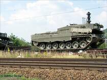 Diese gepanzerten Kettenfahrzeuge befrderte 139 213 mit einem BB-Zug in Richtung Leipzig (2/3).  - 07.07.2006, bei Coswig
