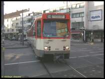 Einer der wenigen noch betriebsfhigen Pt-Triebwagen in alter Farbgebung, Wagen 688, fuhr am 15.01.2007 auf dem 8. Zug der Linie 14 aus der Textorstrae in Fahrtrichtung Bornheim / Ernst-May-Platz. Neben dem Triebwagen rechts etwas ber der Augenhhe des Fahrers war das historische Schild  Localbahnhof  von der Sonne angestrahlt, das wollte ich mit auf dem Bild haben. 