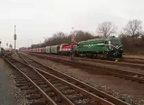 753 601-4 + 744 001-3 mit Güterzug in Bahnhof Hostivice am 16.1.2015.