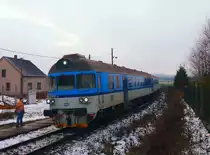 Steuerwagen 80-29 222-4 (ex 954.222-4) mit schnellzug R1295 Rakovnik - Praha Masarykovo kommt nach Bhf. Kacice am 1. 1. 2015. Drücken Diesellok ist BR 750.